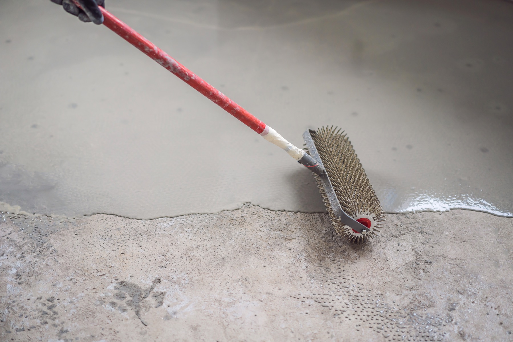 Self-leveling floor work with needle roller